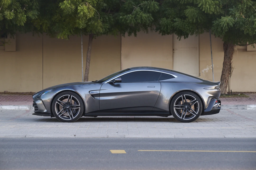 2025 Aston Martin Vantage - Image 4 of 31