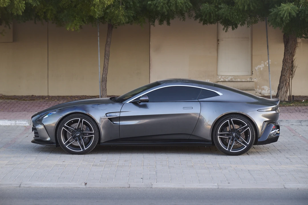 2025 Aston Martin Vantage - Image 12 of 31