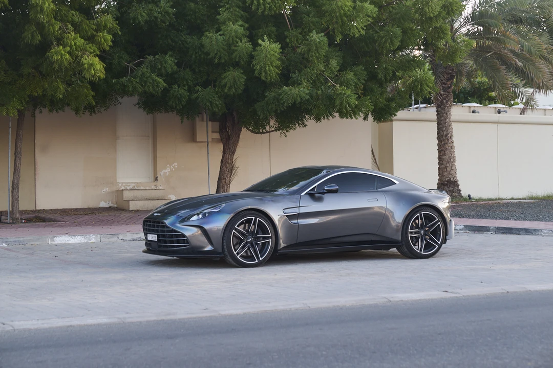 2025 Aston Martin Vantage - Image 28 of 31