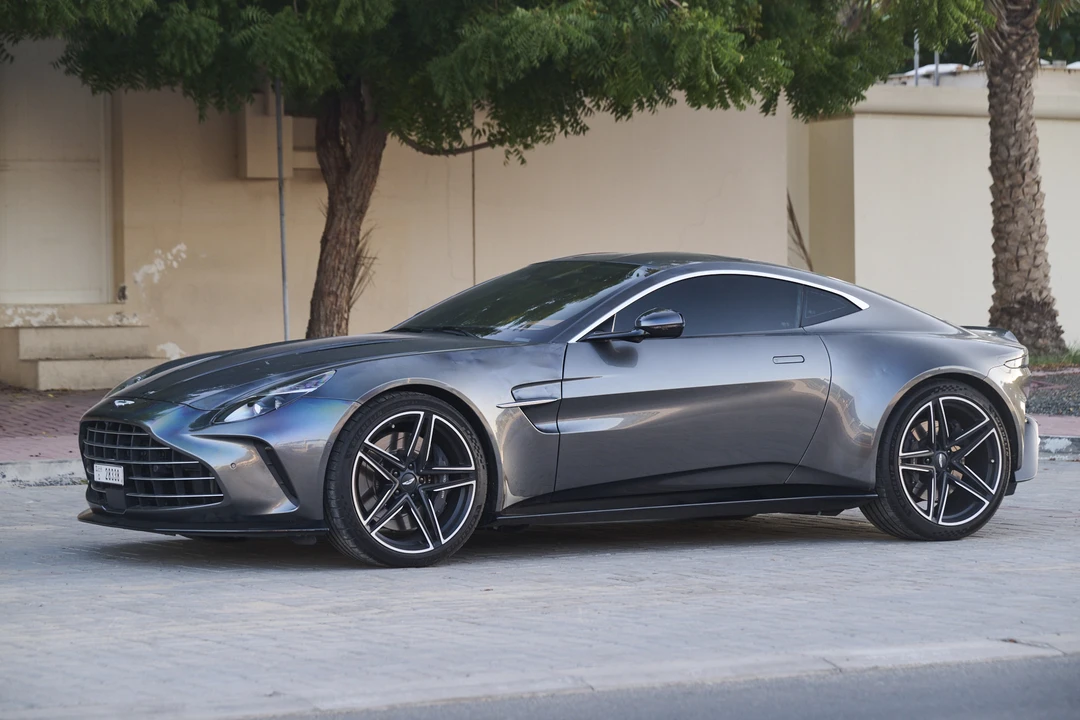 2025 Aston Martin Vantage - Image 29 of 31