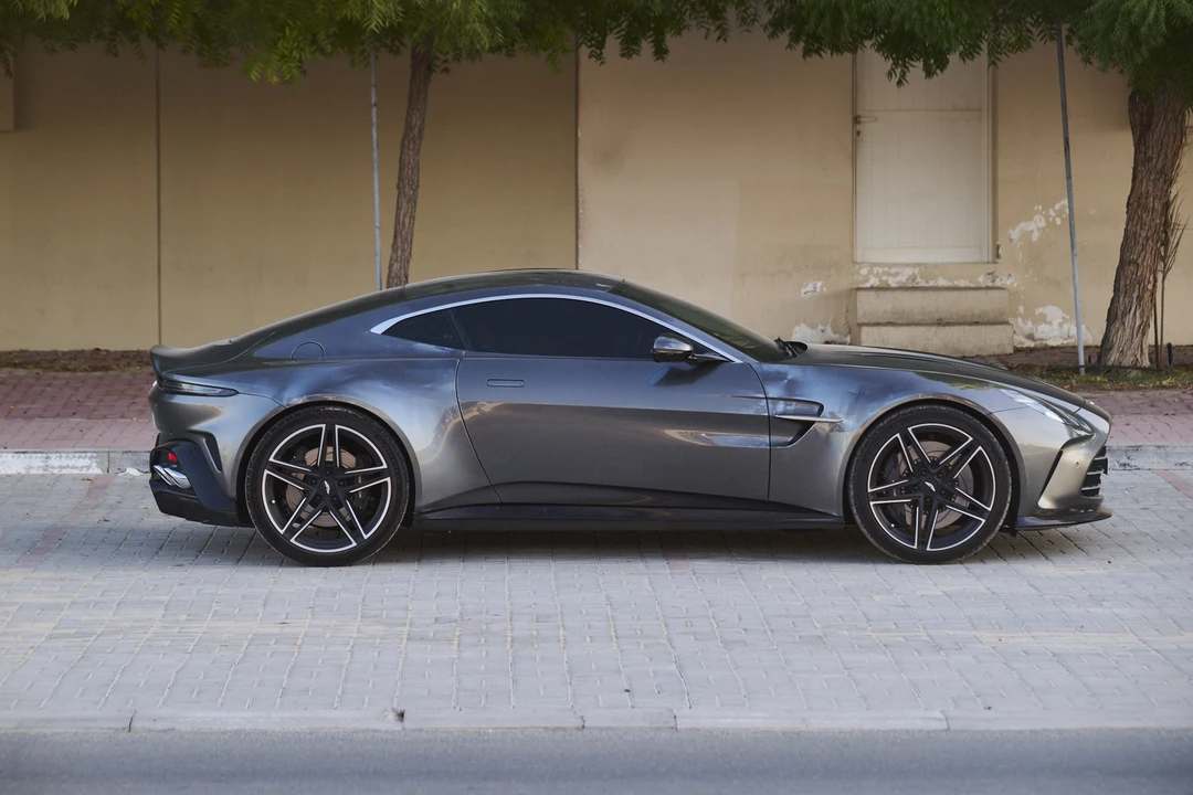 2025 Aston Martin Vantage - Image 8 of 31