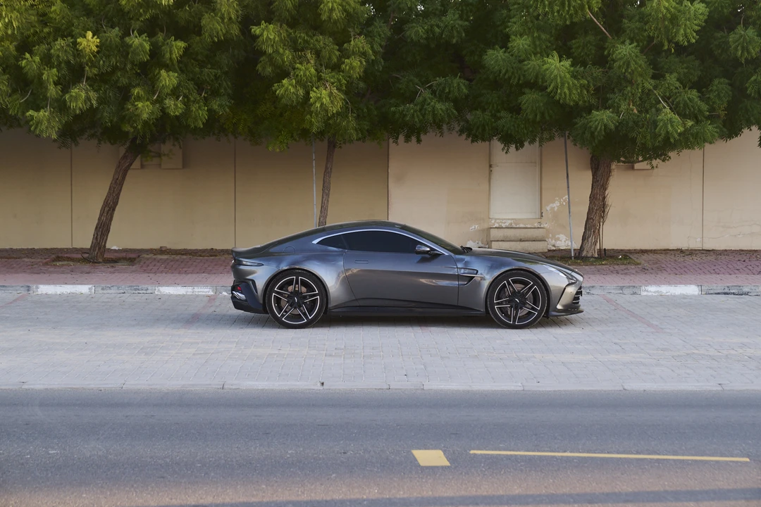 2025 Aston Martin Vantage - Image 30 of 31