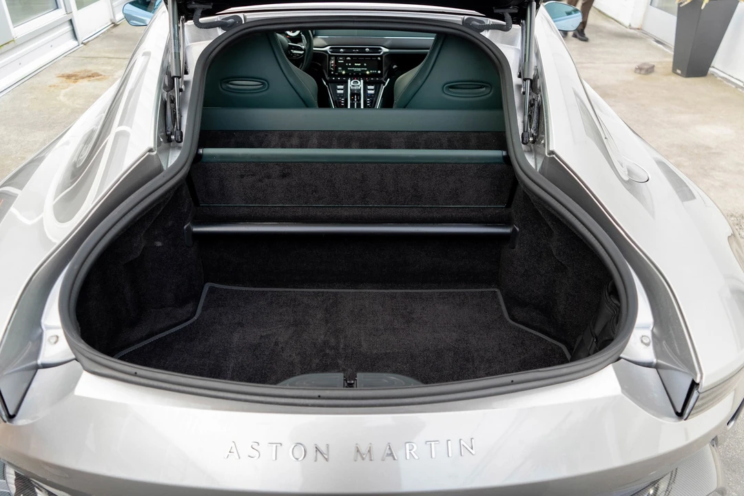 2025 Aston Martin V8 Vantage (2019+) - Image 27 of 31