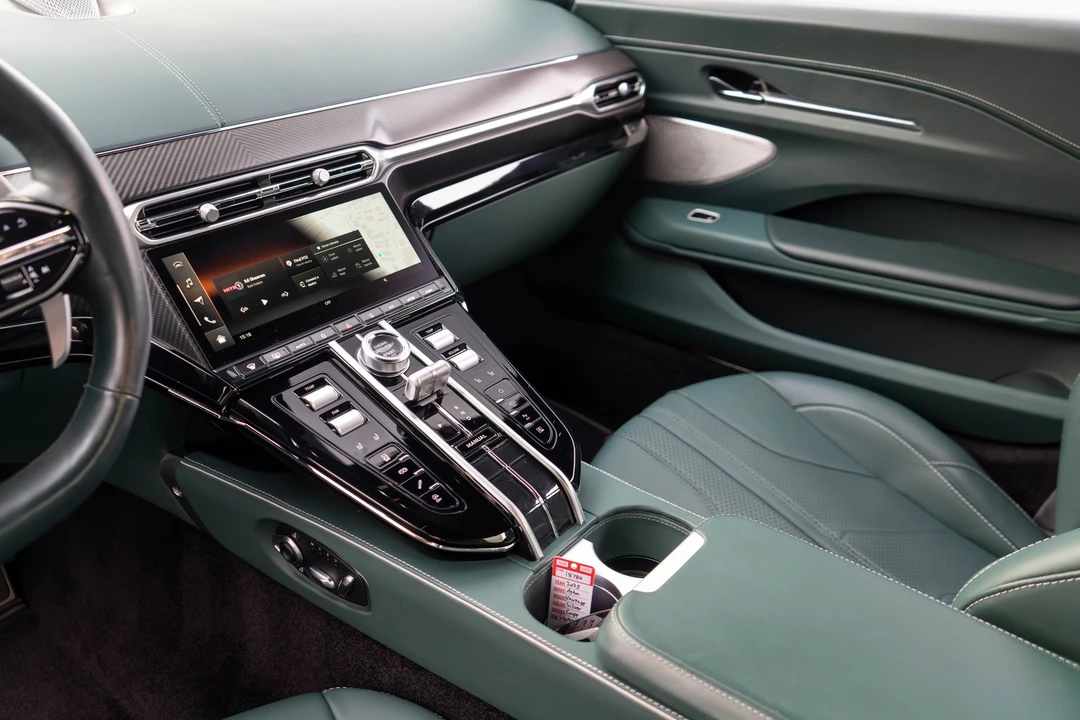 2025 Aston Martin V8 Vantage (2019+) - Image 8 of 31