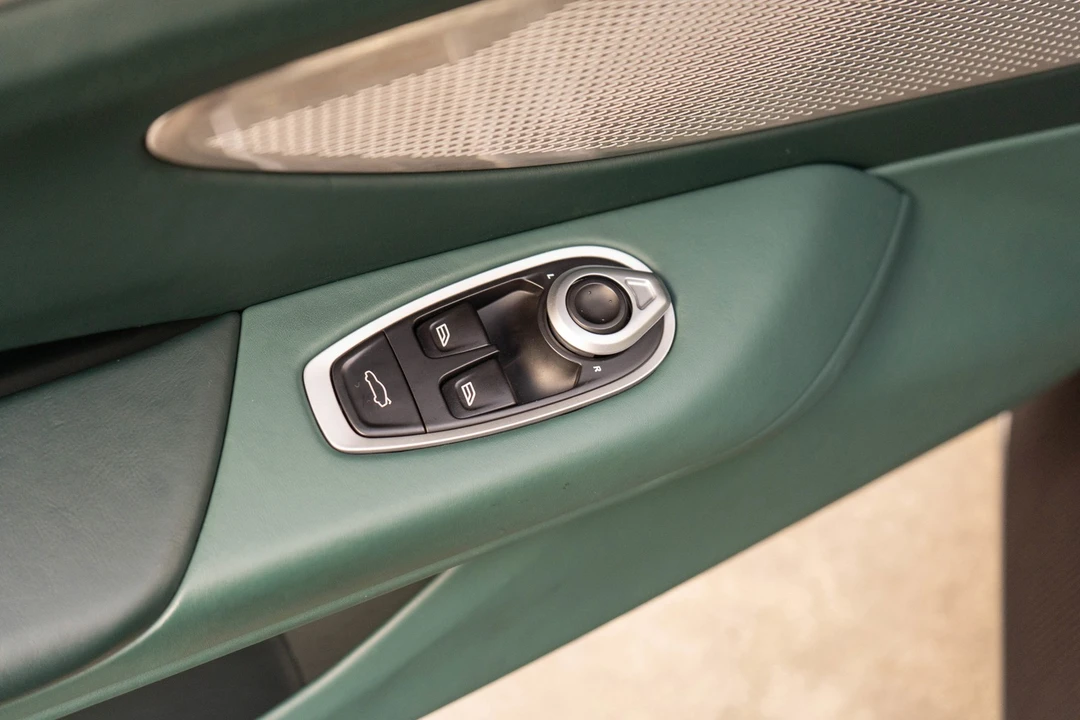 2025 Aston Martin V8 Vantage (2019+) - Image 14 of 31