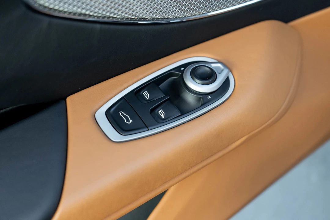 2025 Aston Martin V8 Vantage (2019+) - Image 13 of 21