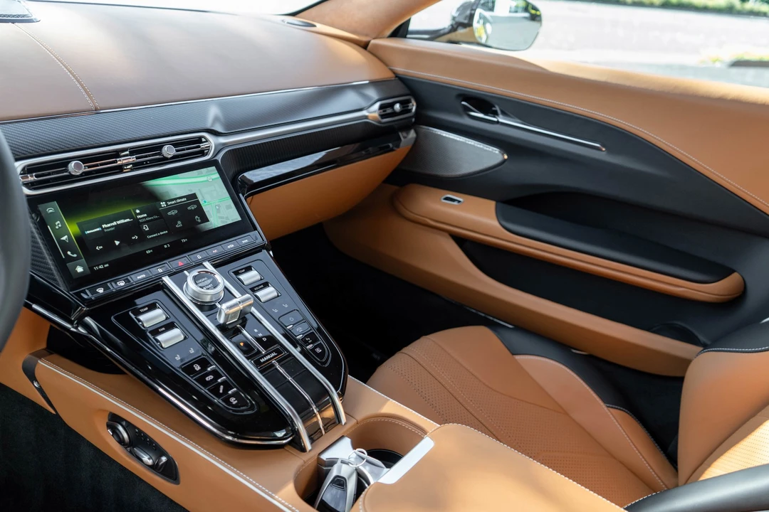 2025 Aston Martin V8 Vantage (2019+) - Image 8 of 21