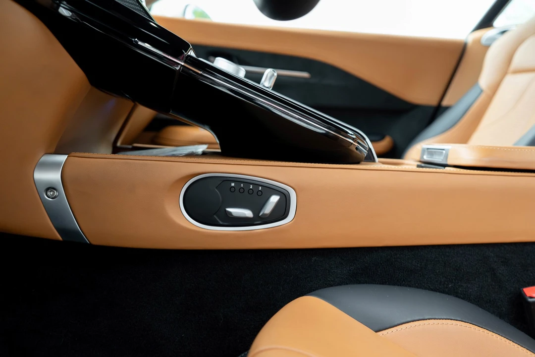 2025 Aston Martin Vantage - Image 16 of 31