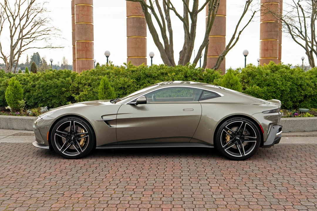 2025 Aston Martin Vantage - Image 28 of 31