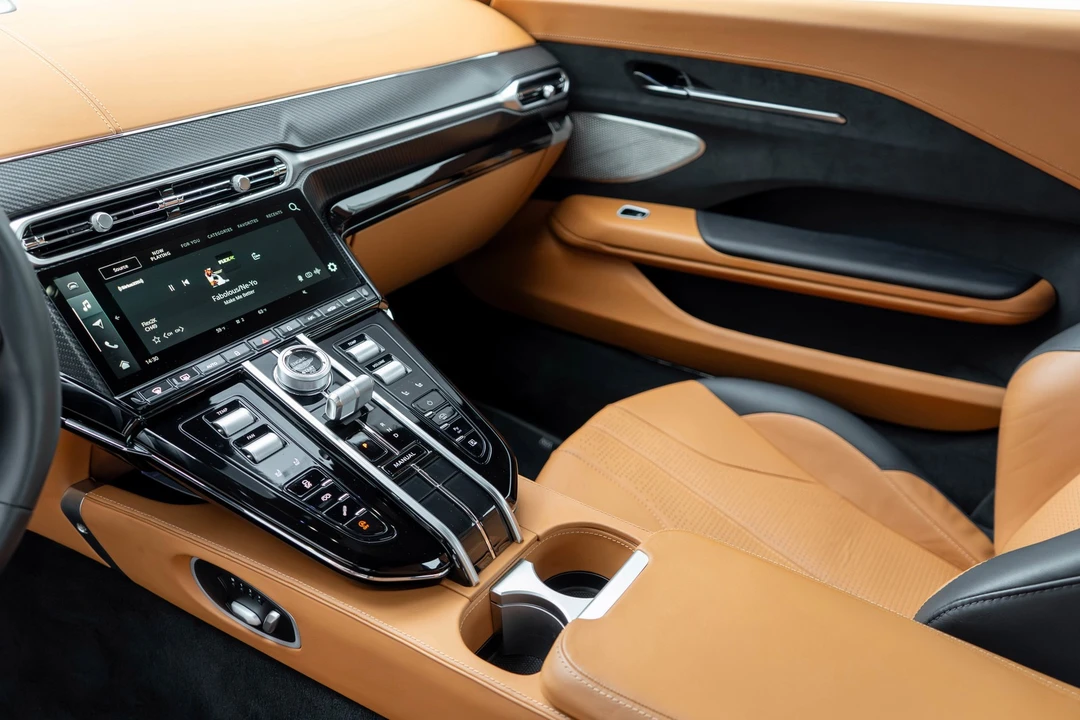 2025 Aston Martin Vantage - Image 8 of 31
