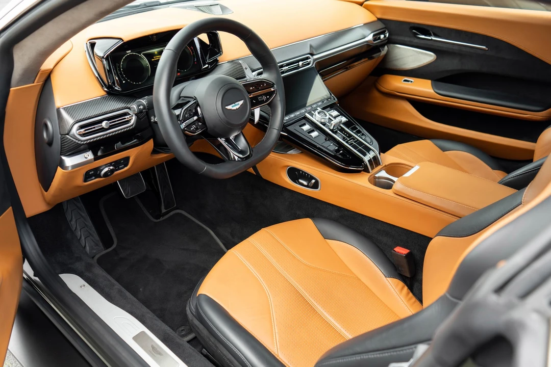 2025 Aston Martin V8 Vantage (2019+) - Image 2 of 31