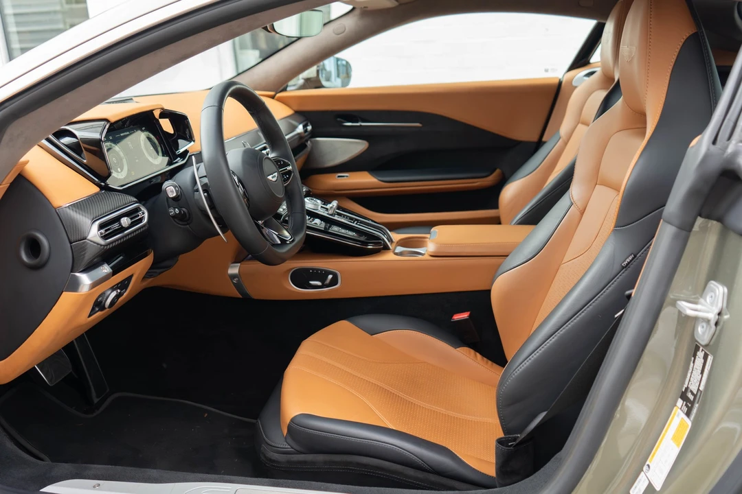 2025 Aston Martin Vantage - Image 11 of 31
