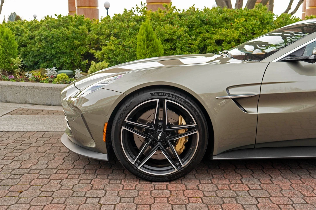 2025 Aston Martin V8 Vantage (2019+) - Image 3 of 31