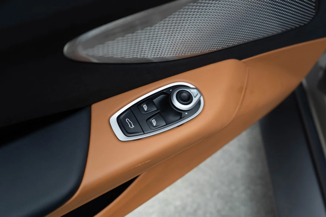 2025 Aston Martin Vantage - Image 13 of 31