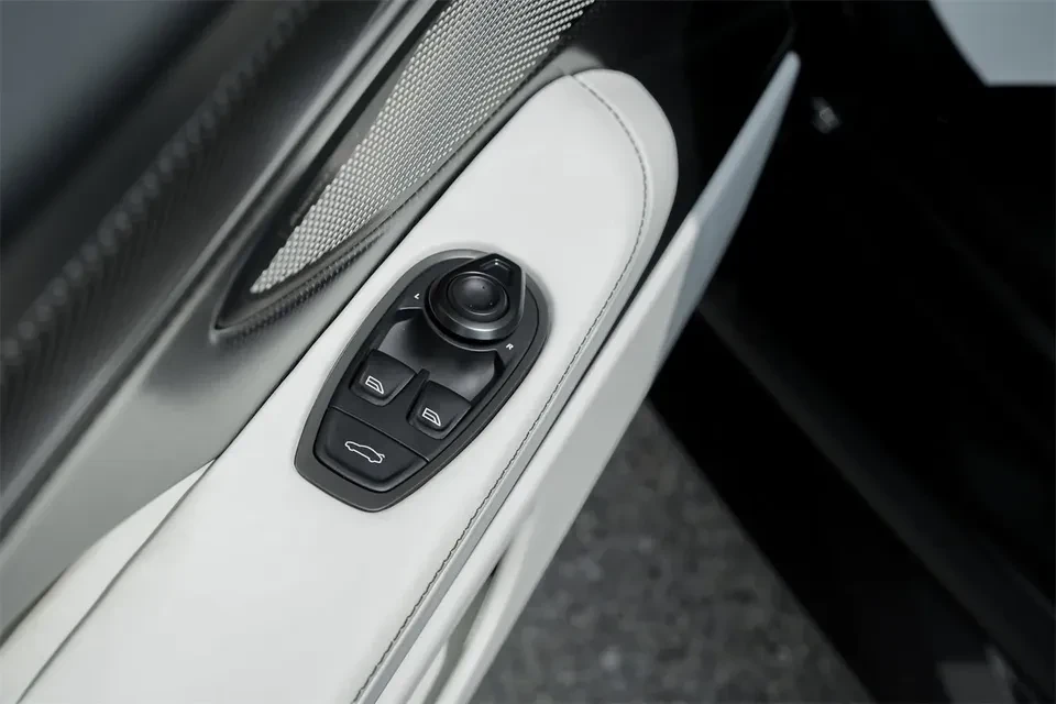 2025 Aston Martin Vanquish 3rd Gen - Image 11 of 19