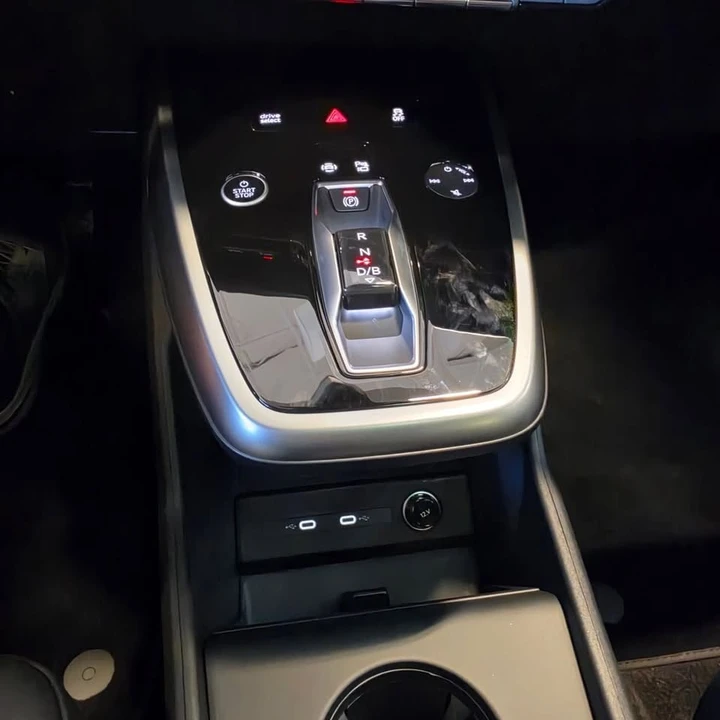 2025 Audi Q4 e-tron - Image 18 of 20
