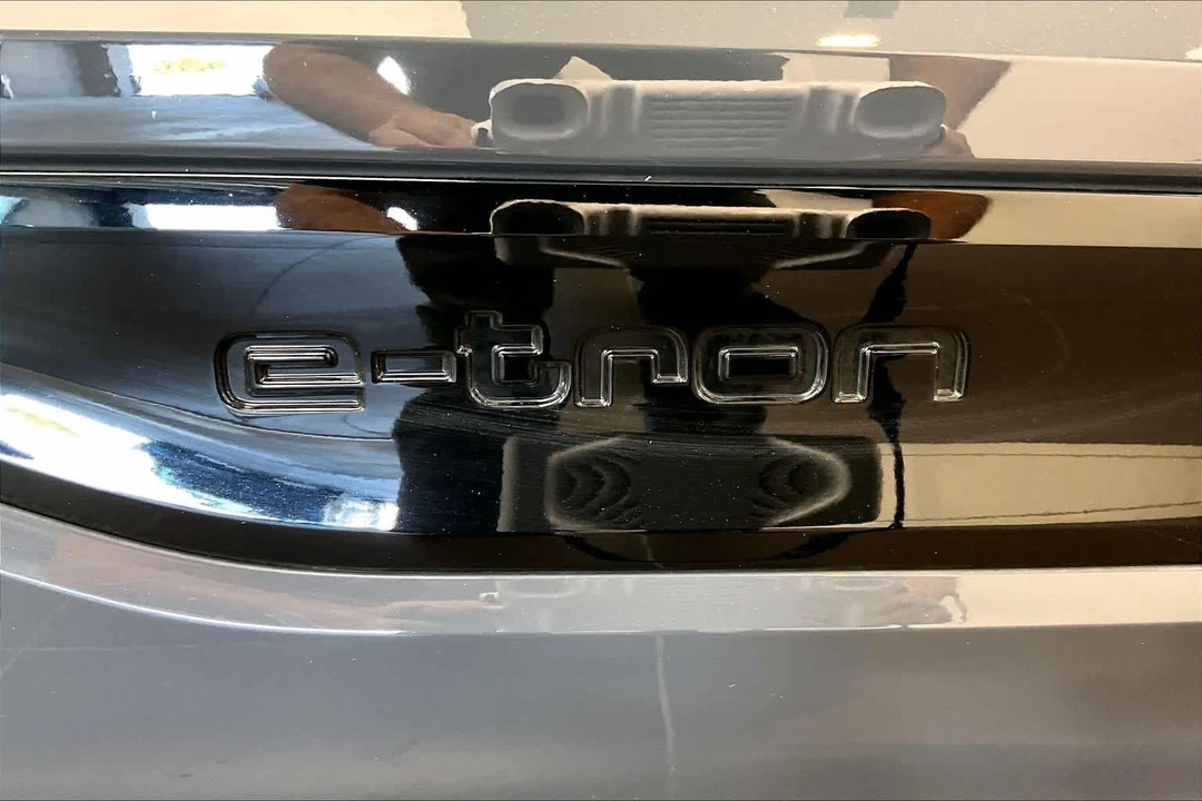 2025 Audi Q6 e-tron - Image 10 of 12