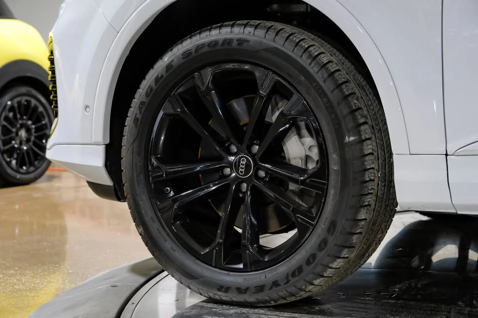 2025 Audi 4M Q7 - Image 2 of 20