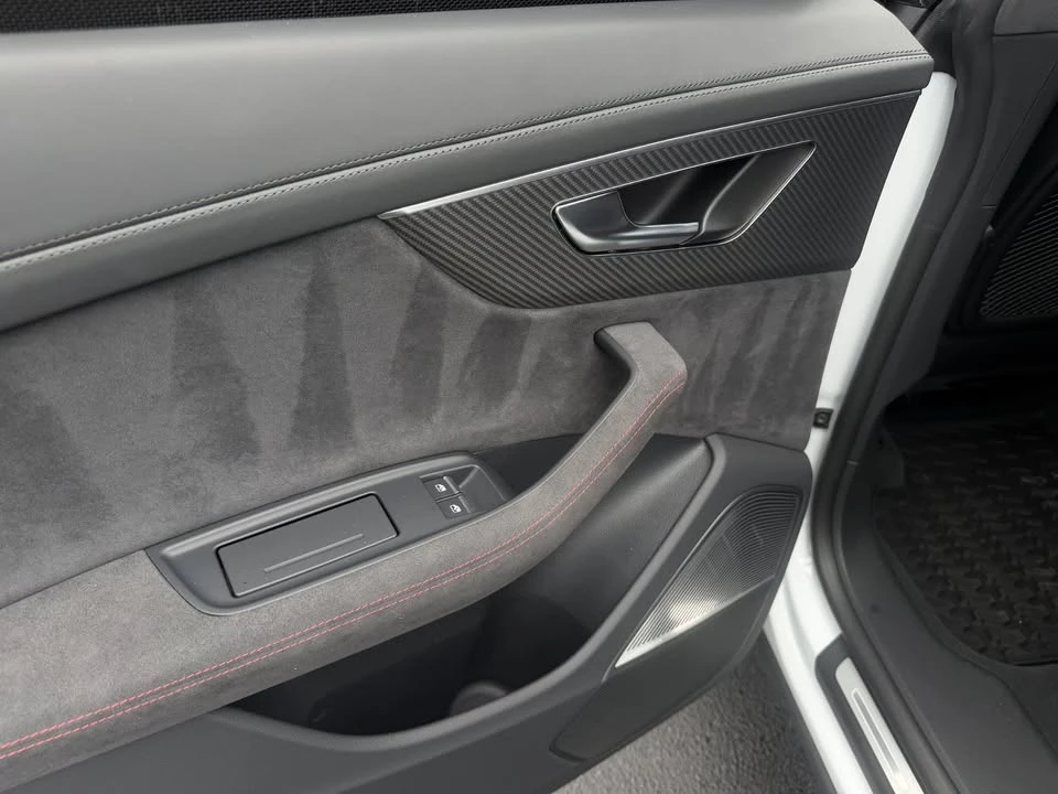 2025 Audi RS Q8 Performance - Image 16 of 20