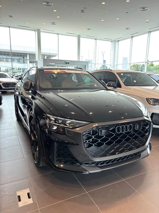 2025 Audi RS Q8 Performance - Image 8 of 17