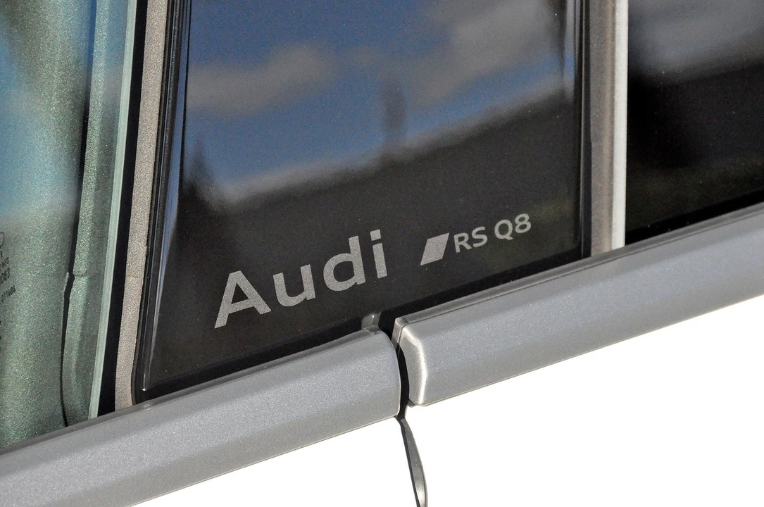 2025 Audi RS Q8 Performance - Image 18 of 21