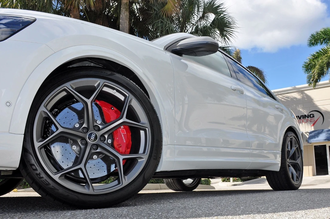 2025 Audi RS Q8 Performance - Image 14 of 21