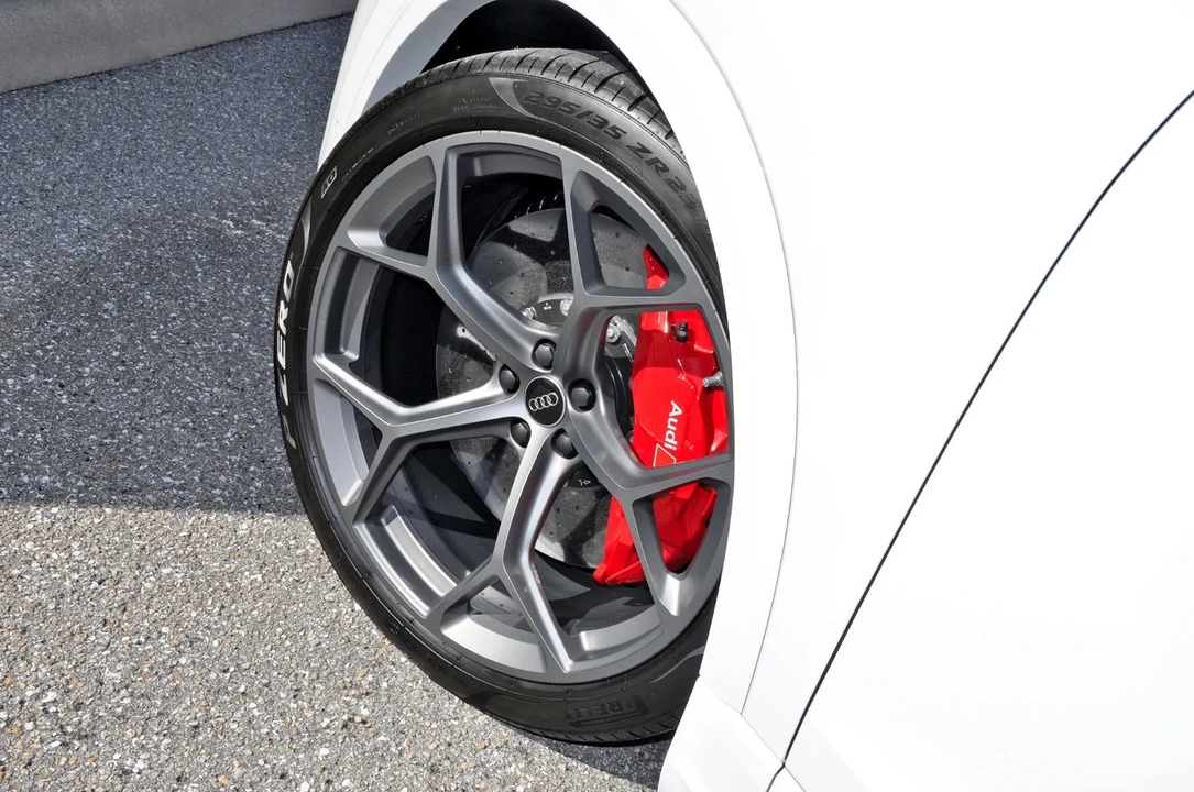 2025 Audi RS Q8 Performance - Image 10 of 21