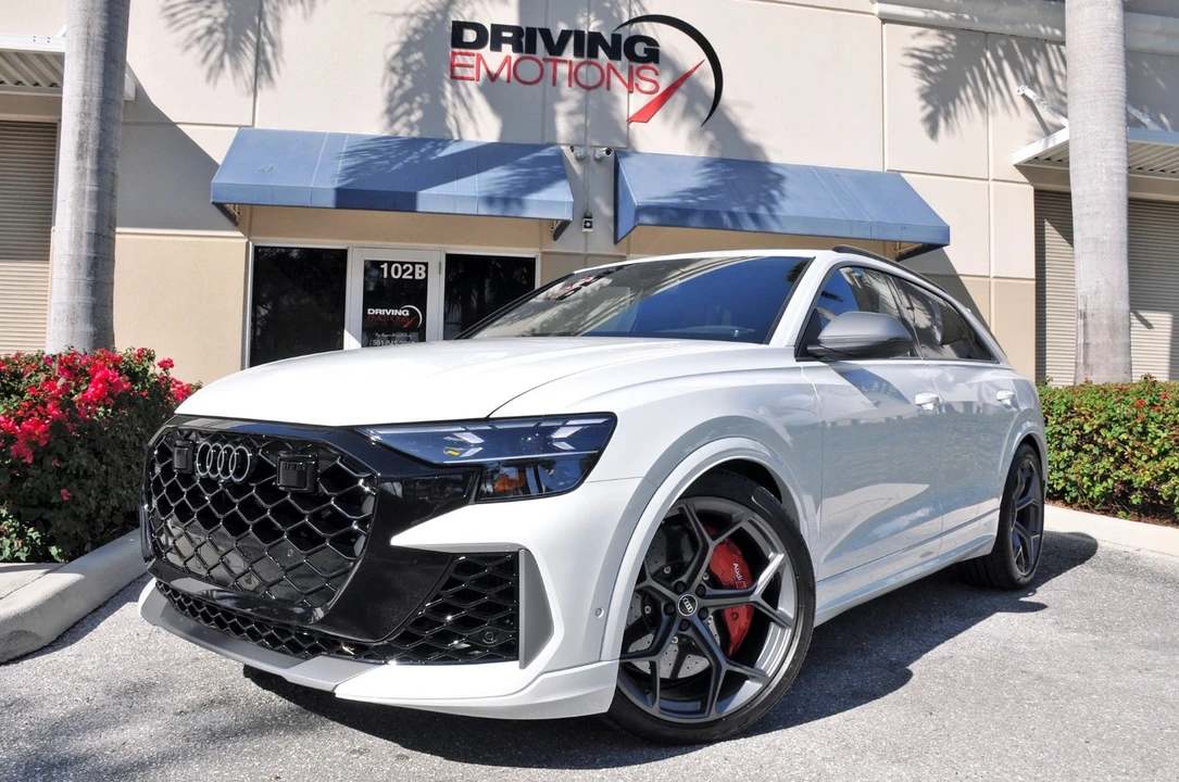 2025 Audi RS Q8 Performance - Image 11 of 21