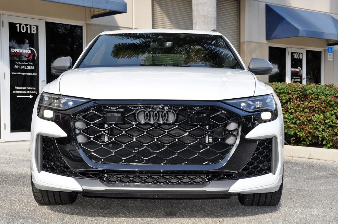 2025 Audi RS Q8 Performance - Image 12 of 21