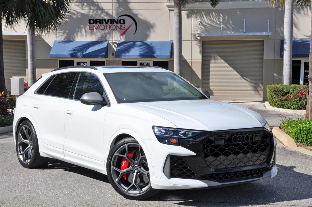 2025 Audi RS Q8 Performance - Image 15 of 21
