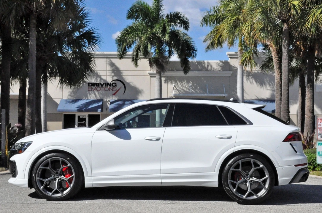 2025 Audi RS Q8 Performance - Image 17 of 21