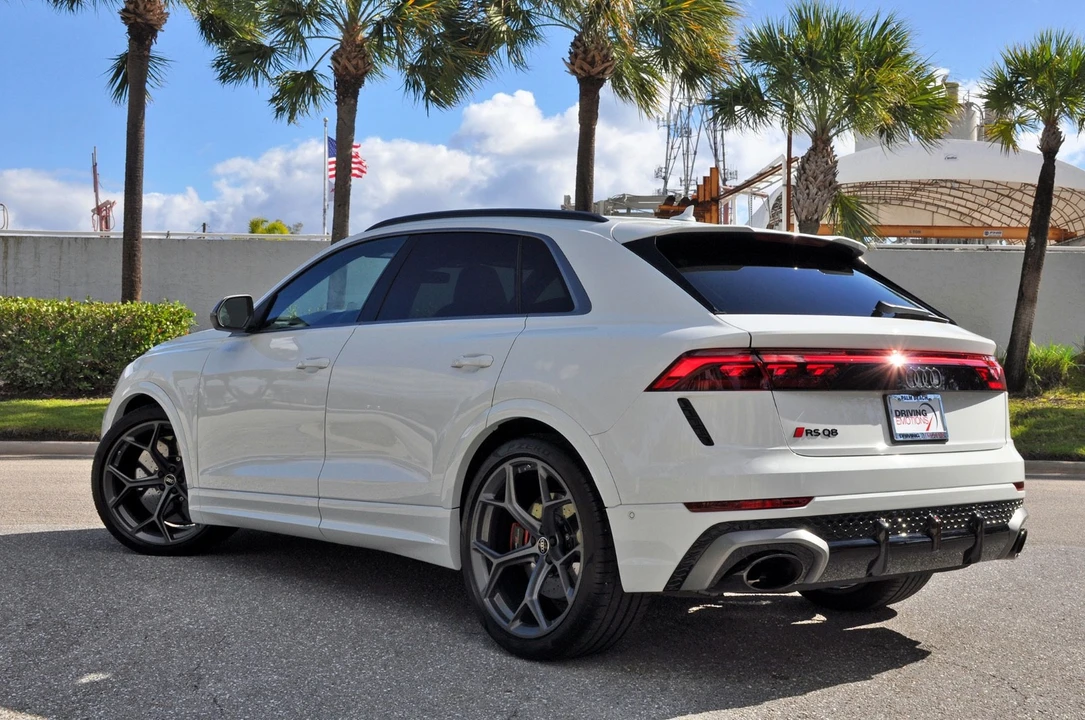 2025 Audi RS Q8 Performance - Image 16 of 21
