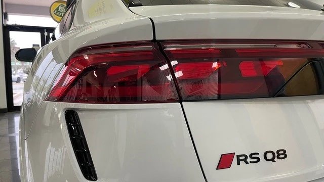 2025 Audi RS Q8 Performance - Image 15 of 31