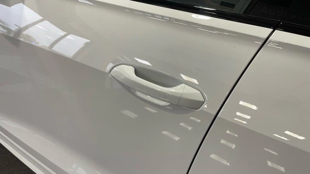 2025 Audi RS Q8 Performance - Image 13 of 31