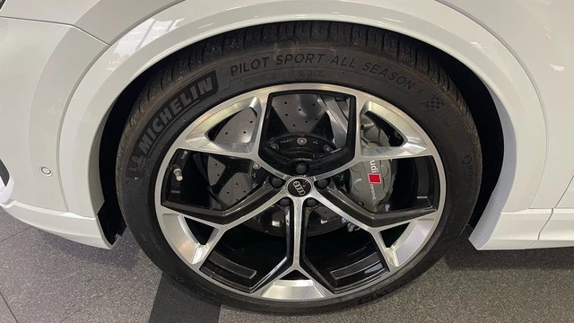 2025 Audi RS Q8 Performance - Image 22 of 31