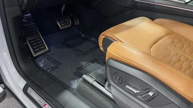 2025 Audi RS Q8 Performance - Image 29 of 31