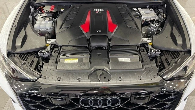 2025 Audi RS Q8 Performance - Image 20 of 31