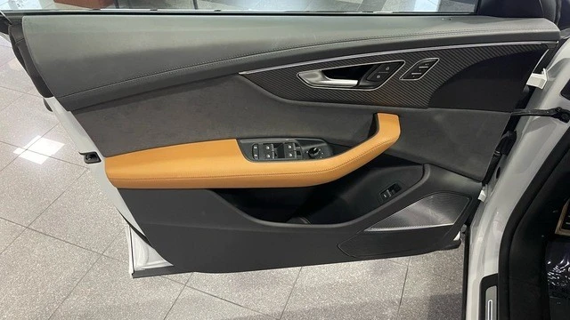 2025 Audi RS Q8 Performance - Image 25 of 31