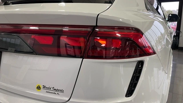 2025 Audi RS Q8 Performance - Image 17 of 31