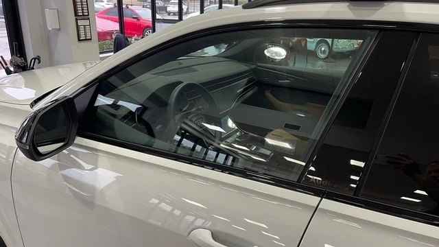 2025 Audi RS Q8 Performance - Image 14 of 31