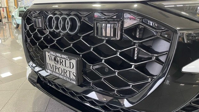 2025 Audi RS Q8 Performance - Image 11 of 31
