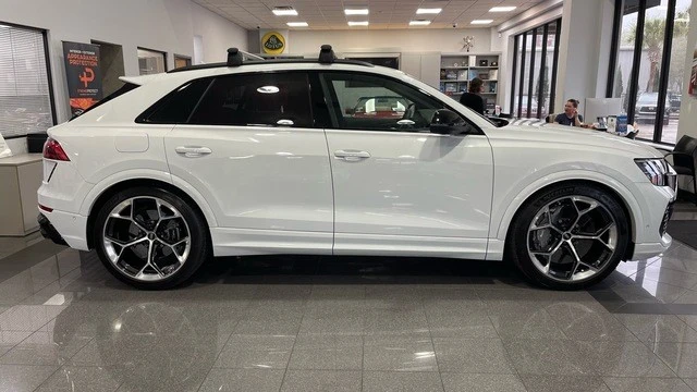 2025 Audi RS Q8 Performance - Image 5 of 31