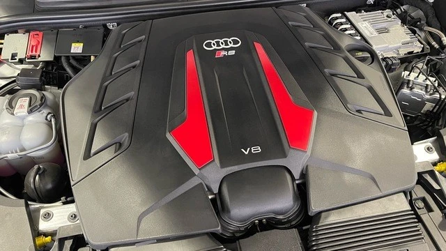 2025 Audi RS Q8 Performance - Image 21 of 31