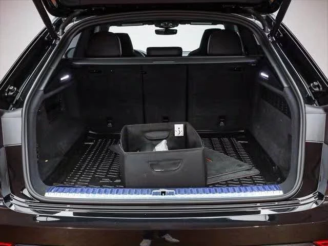 2025 Audi RS Q8 Performance - Image 12 of 17