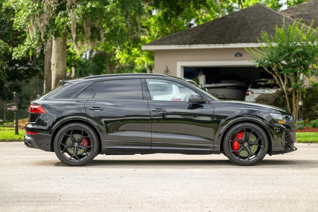 2025 Audi RS Q8 Performance - Image 8 of 31