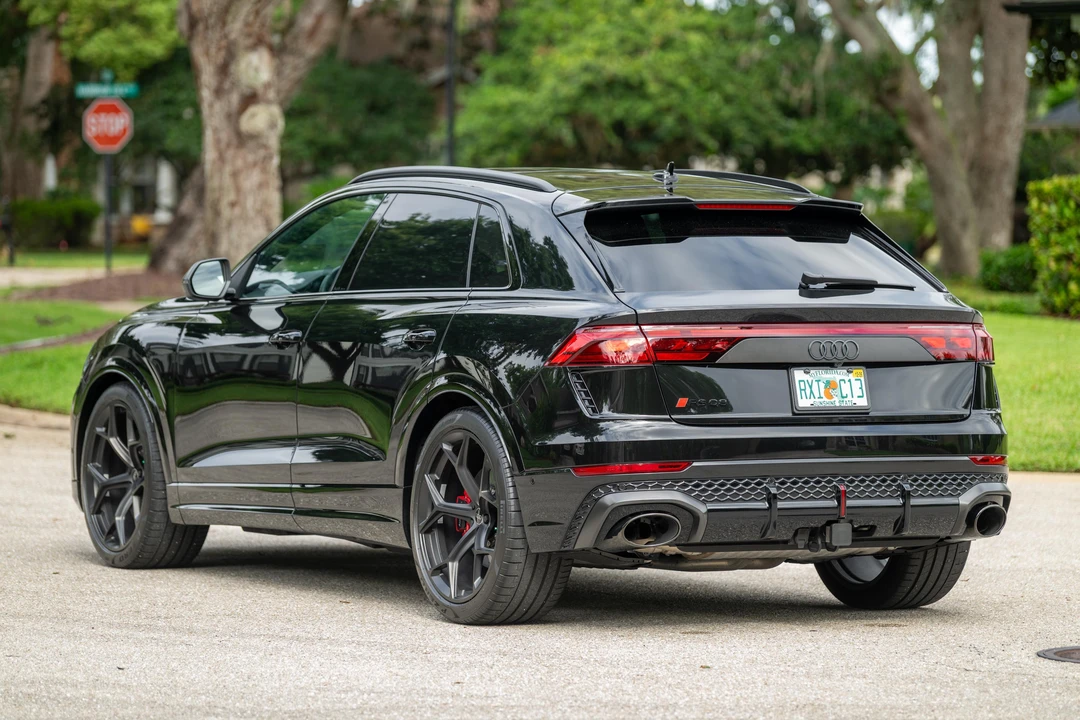 2025 Audi RS Q8 Performance - Image 7 of 31