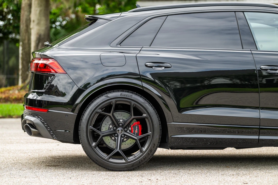 2025 Audi RS Q8 Performance - Image 21 of 31