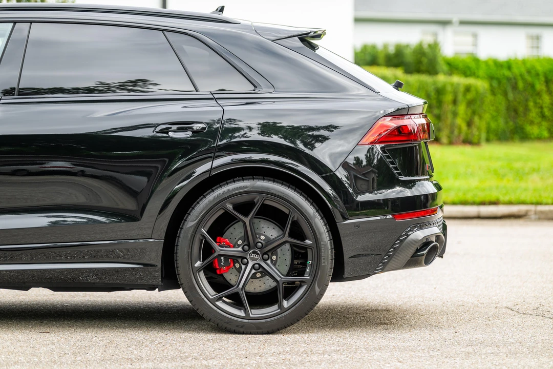 2025 Audi RS Q8 Performance - Image 16 of 31