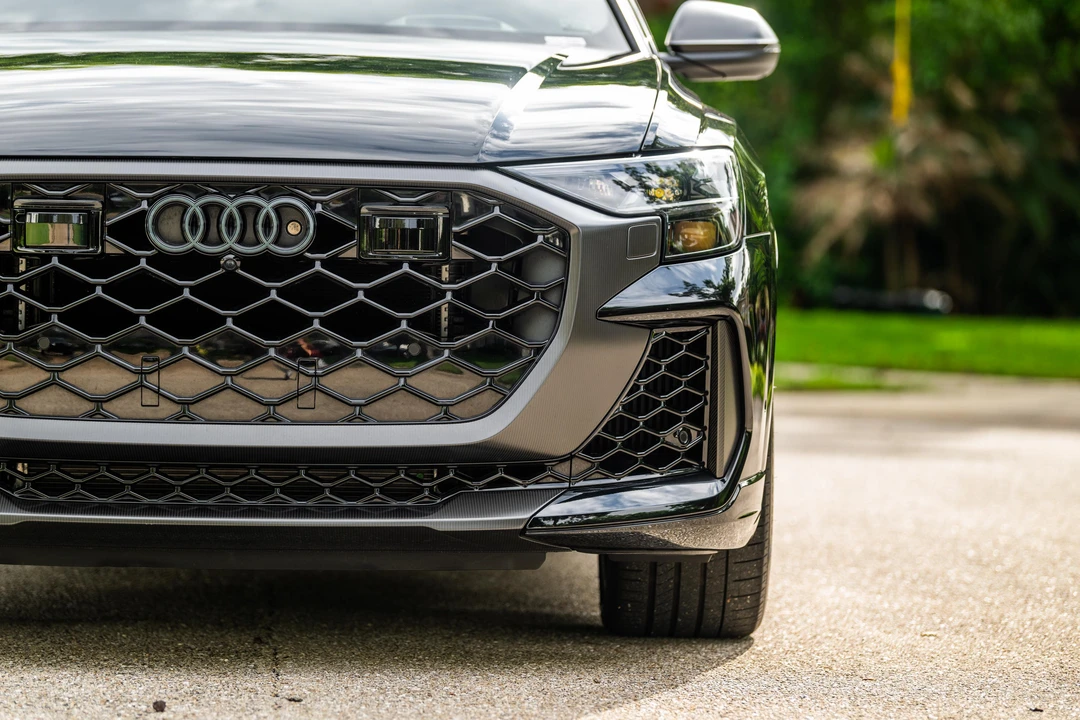 2025 Audi RS Q8 Performance - Image 11 of 31