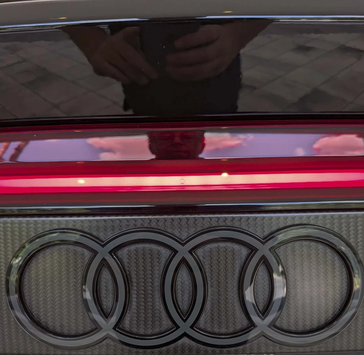 2025 Audi RS Q8 Performance - Image 16 of 31